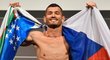 Přesně tak jak slíbil. Machmud Muradov měl na včerejším předzápasovém vážení turnaje UFC v Dánsku přes ramena dvě vlajky, uzbeckou a českou.
