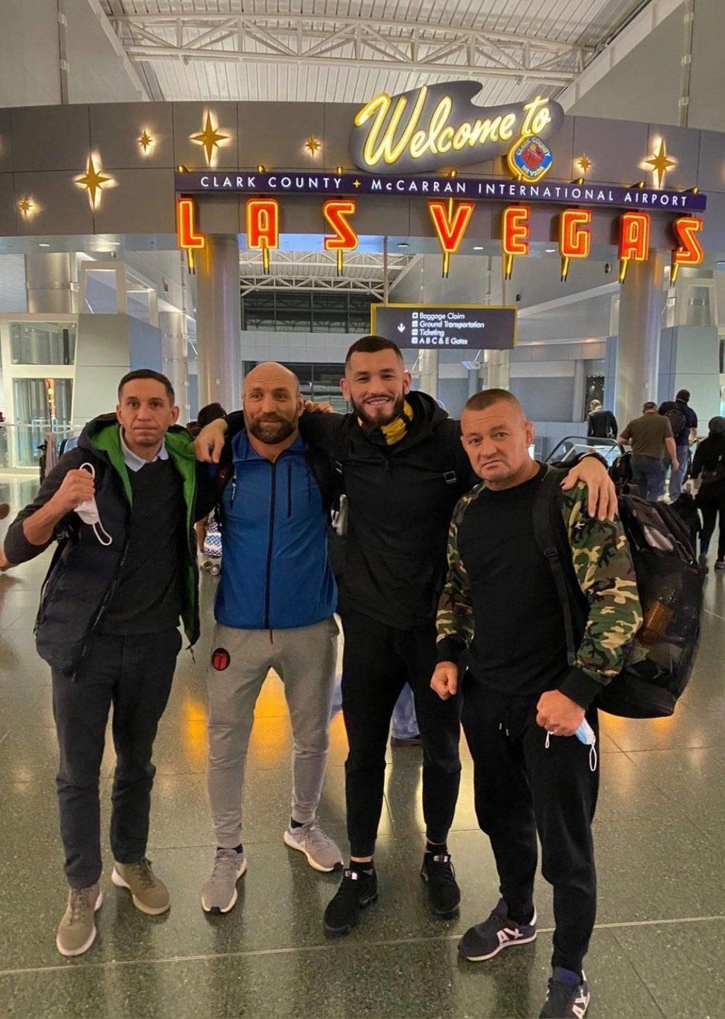 Tým Machmuda Muradova po příletu v Las Vegas (zleva): trenéři Lukáš Bárta, Petr Kníže, Muradov, polský trenér Andrzej Koscielski