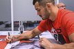 Populární MMA bojovník Machmud Muradov podepisuje plakát k turnaji UFC Fight Night 160