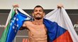 Přesně tak jak slíbil. Machmud Muradov měl na včerejším předzápasovém vážení turnaje UFC v Dánsku přes ramena dvě vlajky, uzbeckou a českou.