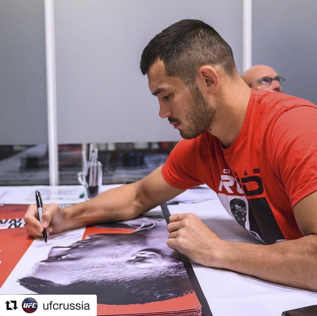 Populární MMA bojovník Machmud Muradov podepisuje plakát k turnaji UFC Fight Night 160