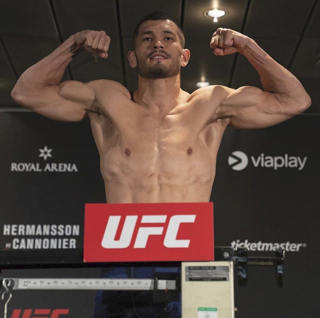 Machmud Muradov během vážení před prvním zápasem v UFC.