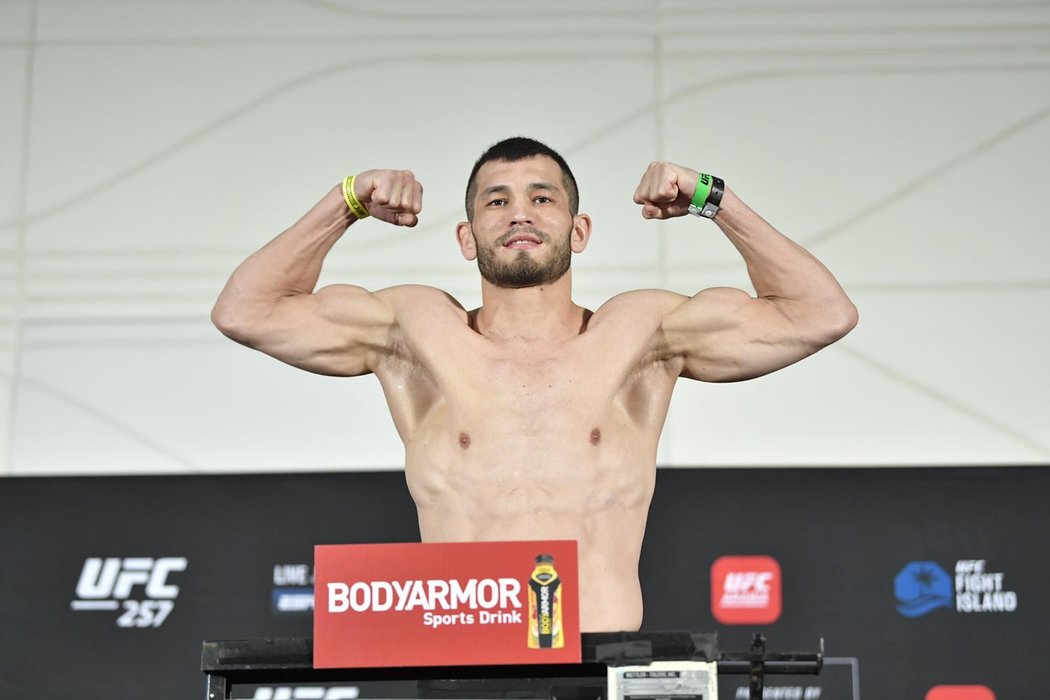 Machmud Muradov během vážení před zápasem na turnaji UFC 257