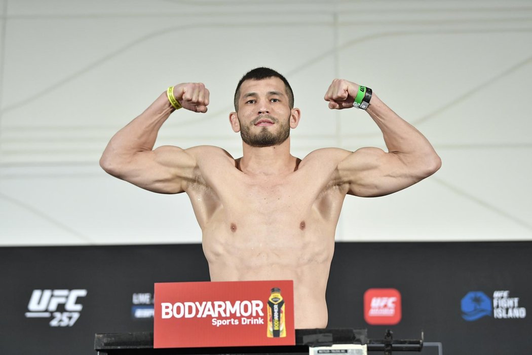 Machmud Muradov během vážení před zápasem na turnaji UFC 257