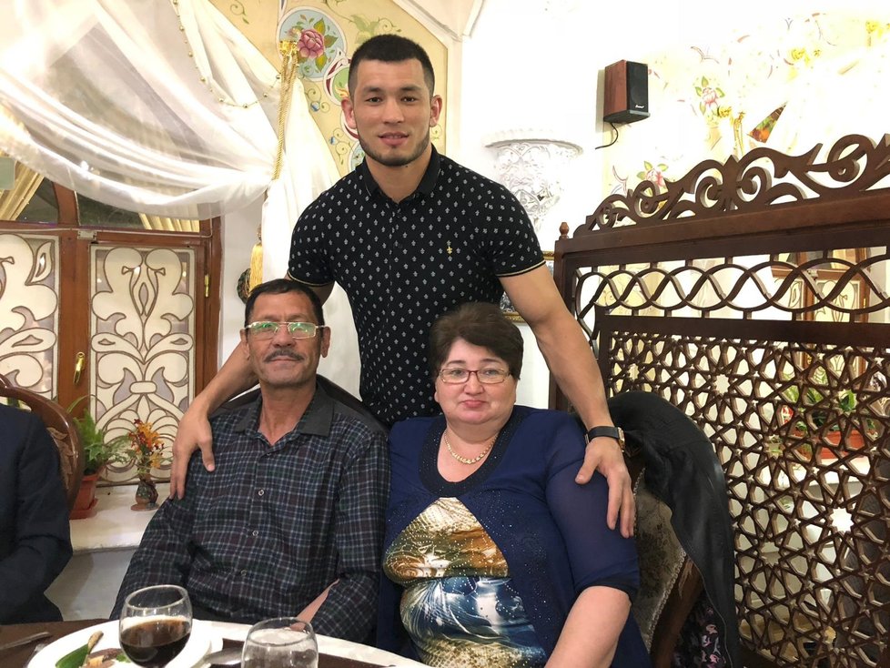 Machmud Muradov s rodiči