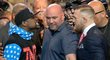 Dana White mezi boxerem Floydem Mayweatherem a Conorem McGregorem před jejich vzájemným utkáním