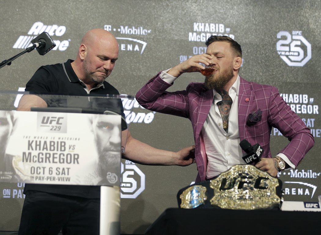 Conor McGregor před zápasem propaguje svoji značku whisky