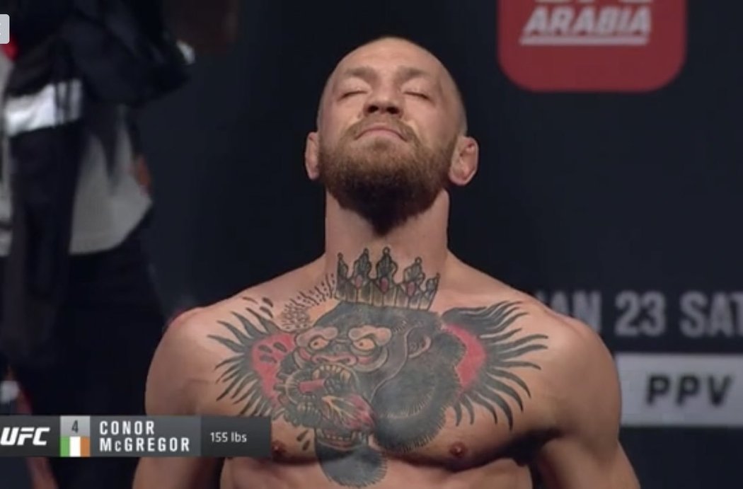 Conor McGregor a jeho soustředěný výraz na slavnostním vážení před UFC 257