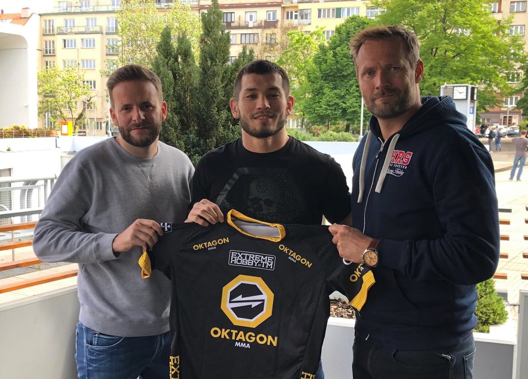 Zleva: Jakub Otava (Sport Invest), Machud Muradov a Ondřej Novotný (OKTAGON MMA)