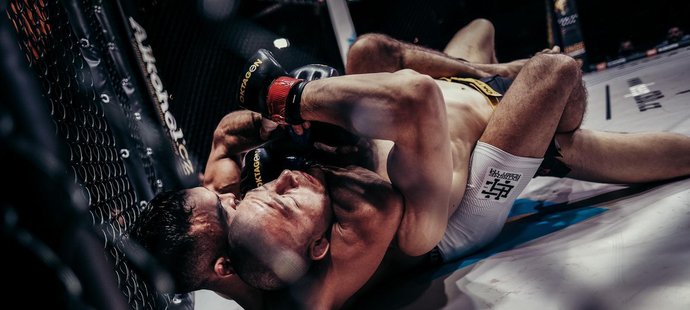 Velikán slovenského MMA Ivan Buchinger porazil krajana Ronalda Paradaisera už v prvním kole škrcením.