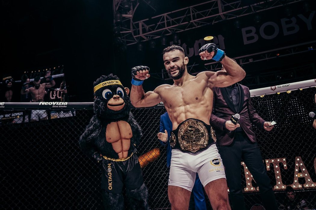 Velikán slovenského MMA Ivan Buchinger porazil krajana Ronalda Paradaisera už v prvním kole škrcením.