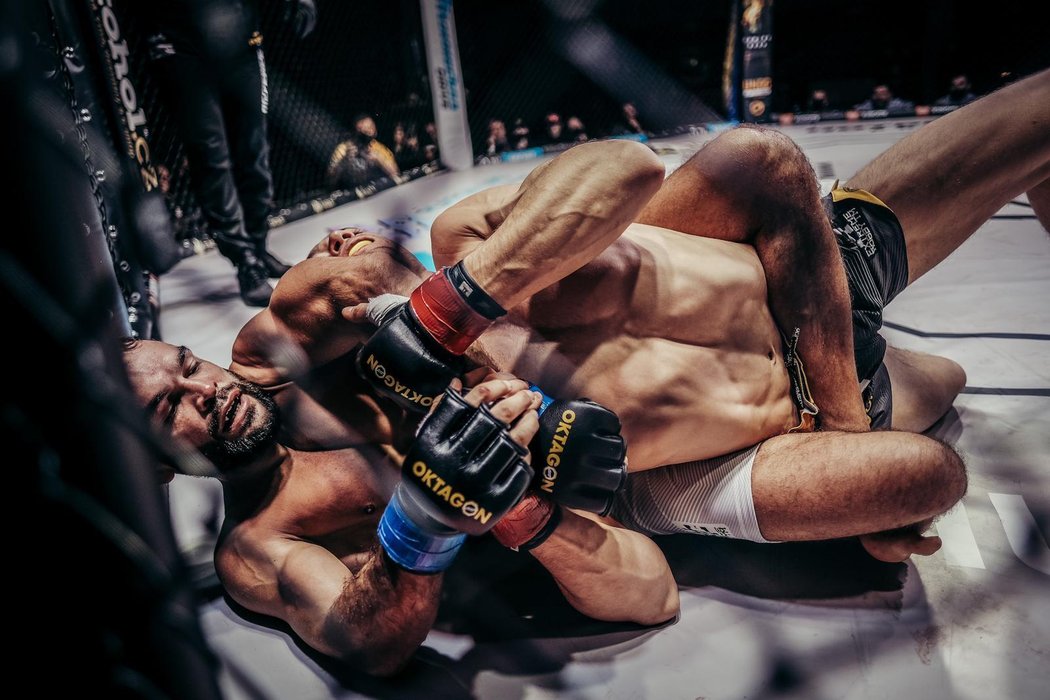 Velikán slovenského MMA Ivan Buchinger porazil krajana Ronalda Paradaisera už v prvním kole škrcením.