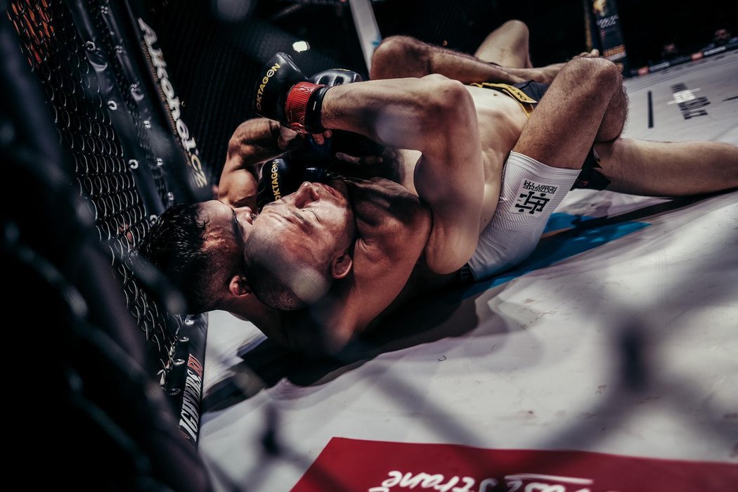 Velikán slovenského MMA Ivan Buchinger porazil krajana Ronalda Paradaisera už v prvním kole škrcením.