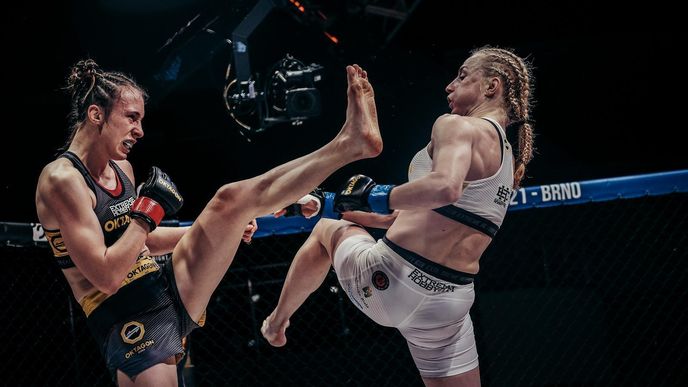 Lucie Pudilová v zápase s Martou Waliczekovou na české MMA akci Oktagon 21.