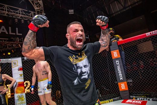 Karlos Vémola porazil Milana Ďatelinku submisí v 1. kole (read-naked choke) Karlos Vémola porazil Milana Ďatelinku submisí v 1. kole (read-naked choke)