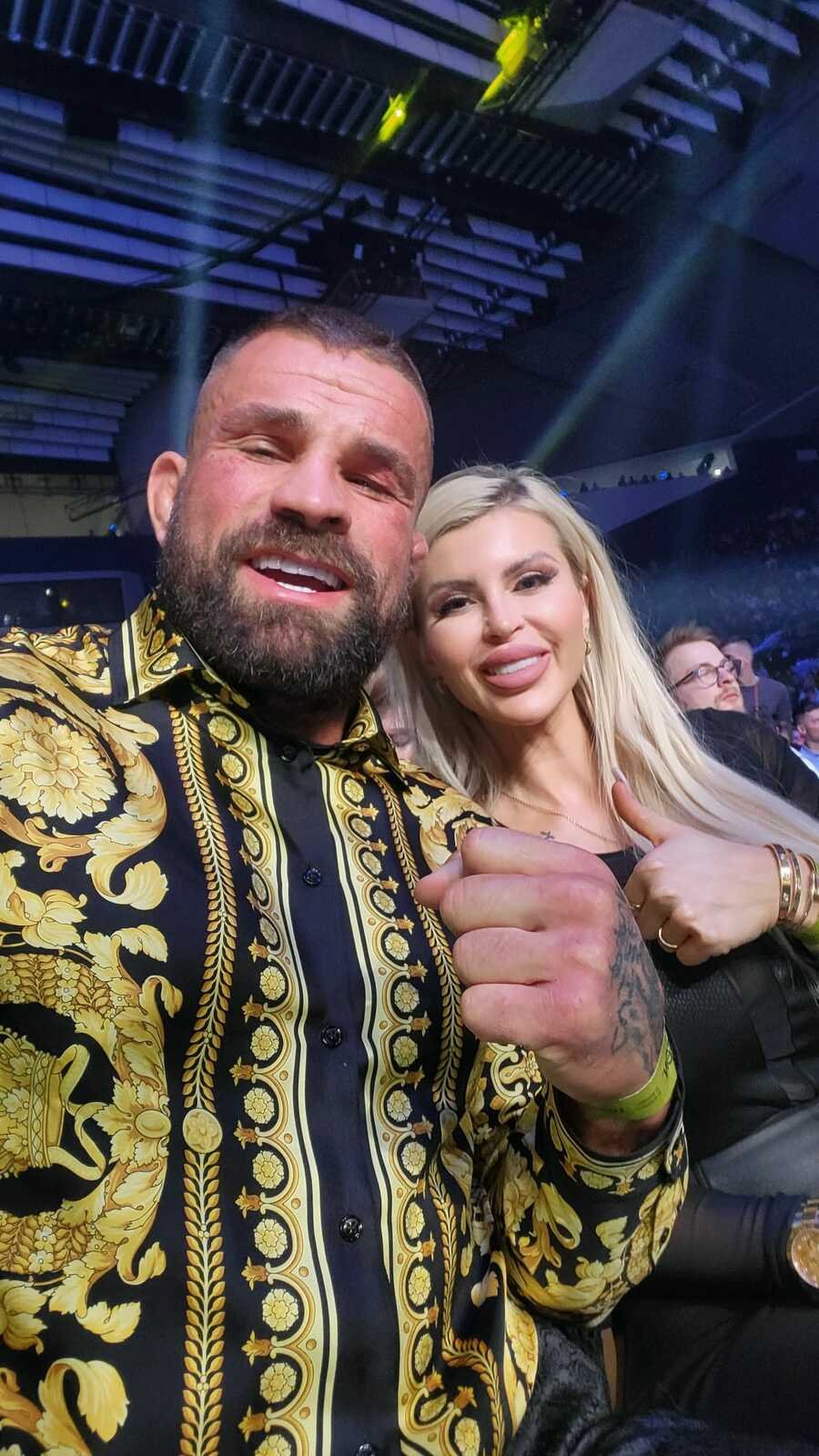 Slavný zápasník MMA Karlos Vémola má pořádný problém. Na snímku s manželkou Lelou