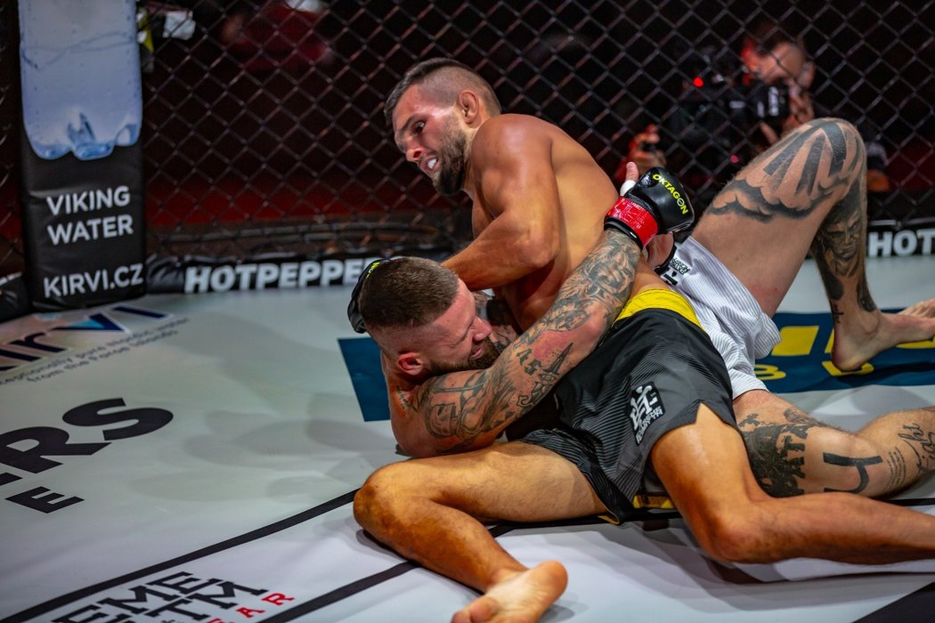 Polák Mateusz Strzelczyk porazil slovenského bojovníka Vlastimila Čepa ve 2. kole na armbar