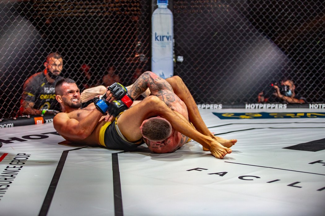 Polák Mateusz Strzelczyk porazil slovenského bojovníka Vlastimila Čepa ve 2. kole na armbar