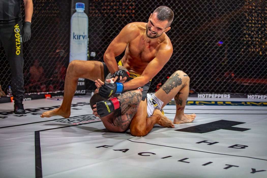 Polák Mateusz Strzelczyk porazil slovenského bojovníka Vlastimila Čepa ve 2. kole na armbar