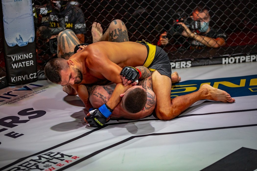 Polák Mateusz Strzelczyk porazil slovenského bojovníka Vlastimila Čepa ve 2. kole na armbar