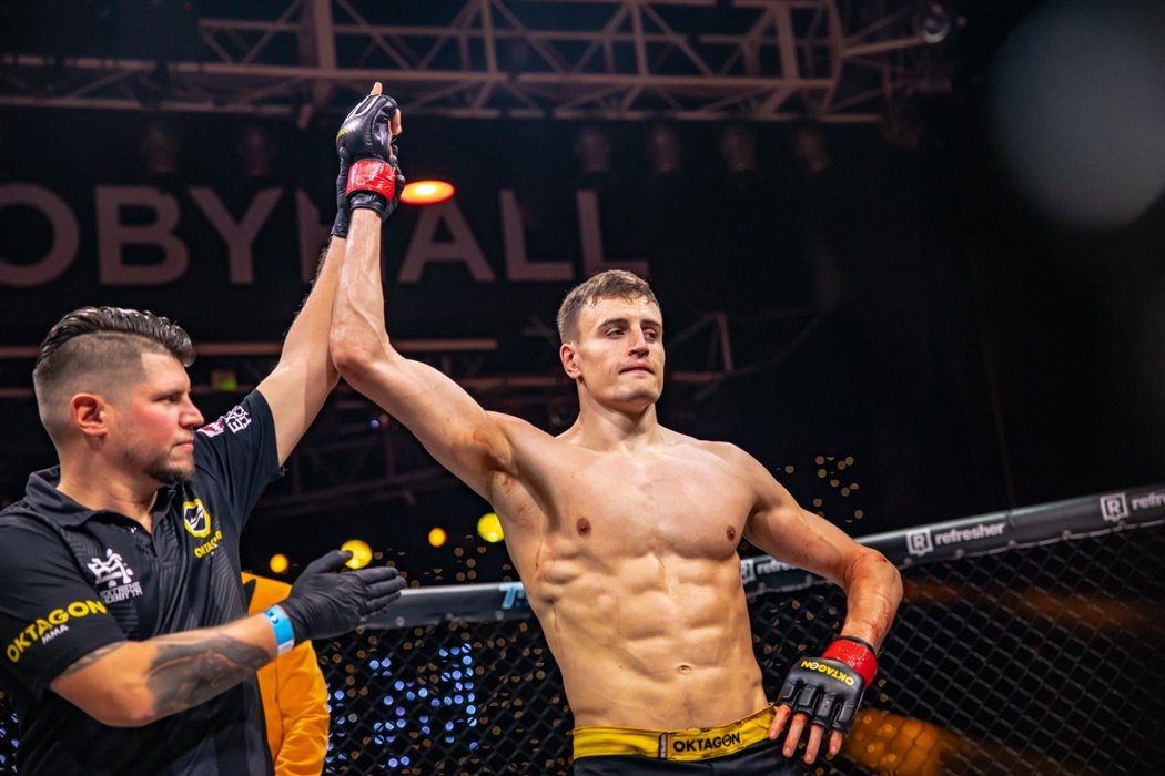 Nejúspěšnější český kickboxer Matěj Peňáz porazil ve své MMA premiéře Patrika Jevického.