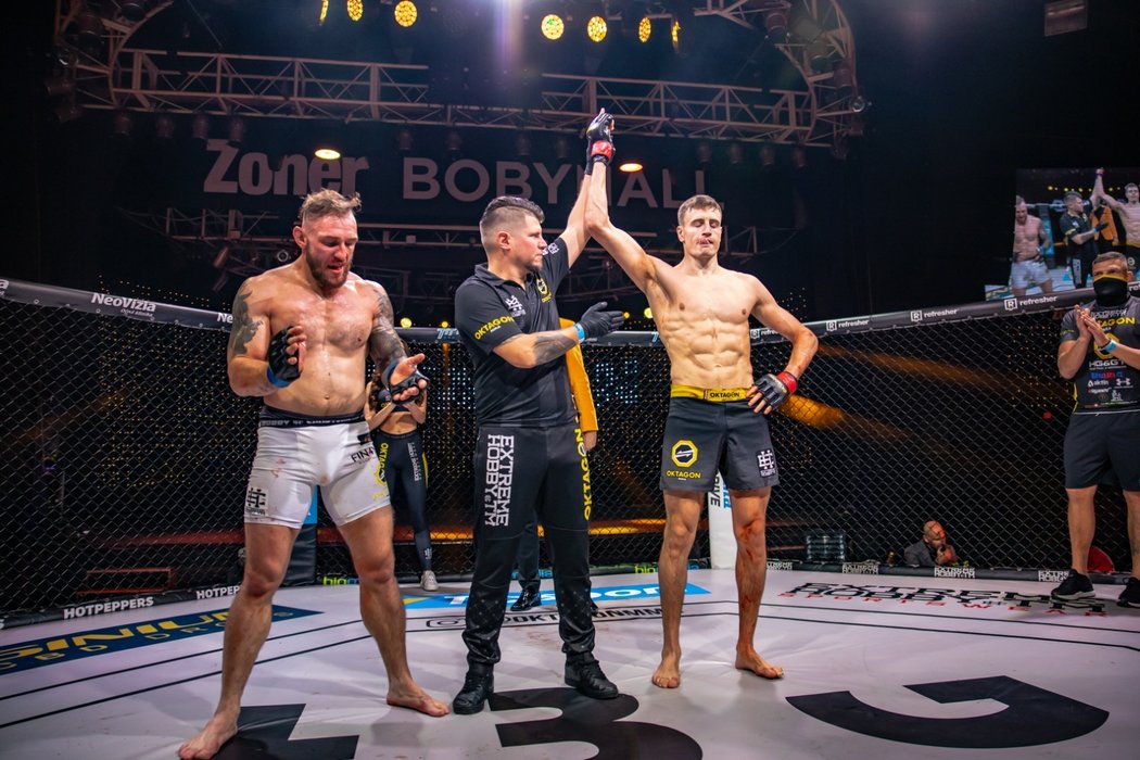 Nejúspěšnější český kickboxer Matěj Peňáz porazil ve své MMA premiéře Patrika Jevického.