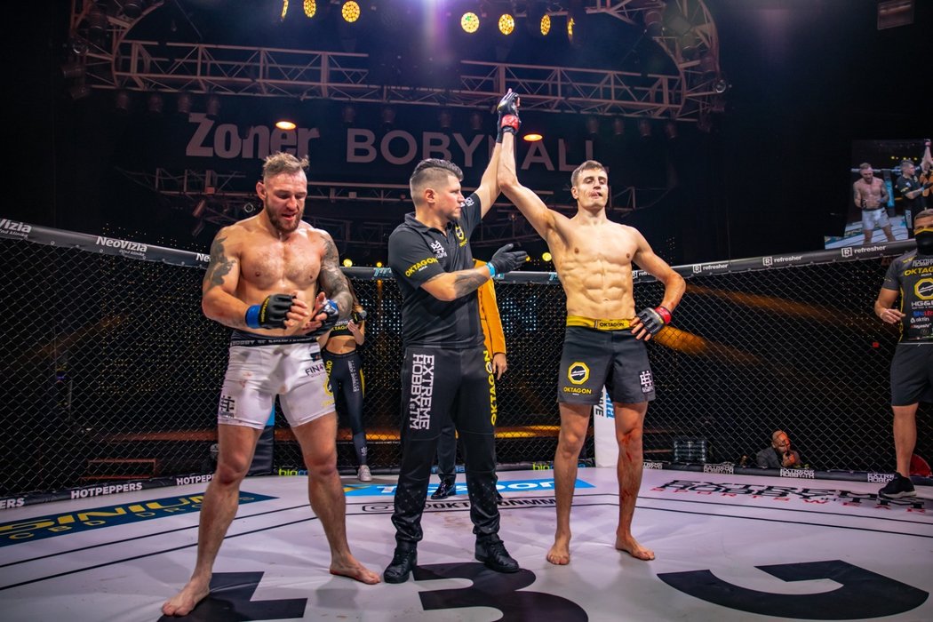 Nejúspěšnější český kickboxer Matěj Peňáz porazil ve své MMA premiéře Patrika Jevického.