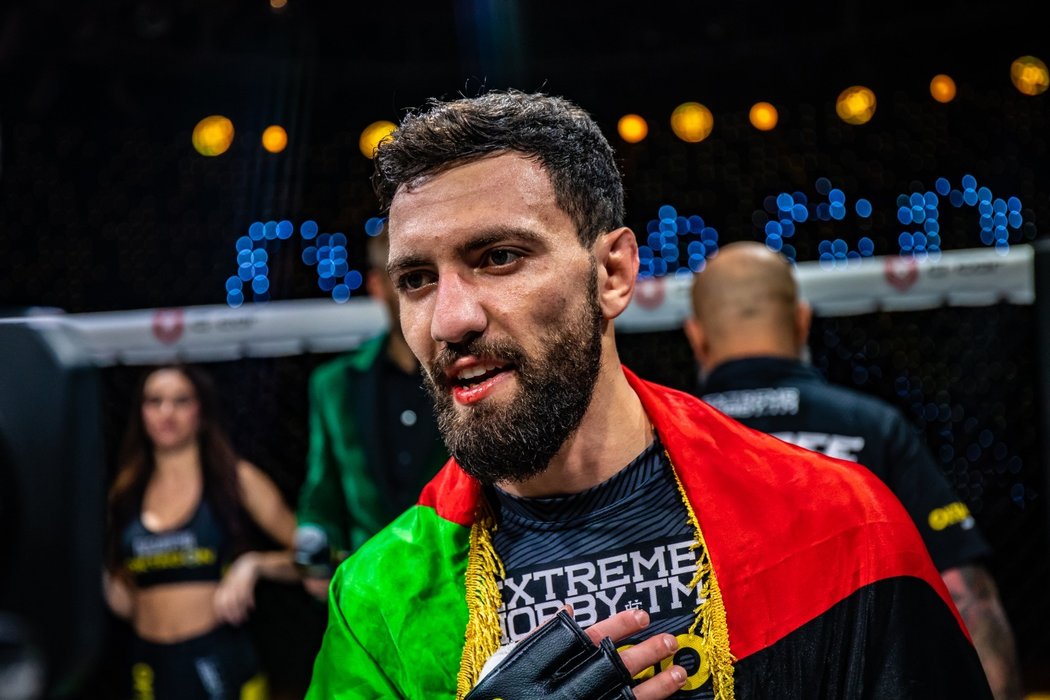 Afghánský bijec Javid Basharat porazil Ukrajince Alexandera Bezkorovaynaye ve 2. kole na submisi - arm triangle choke