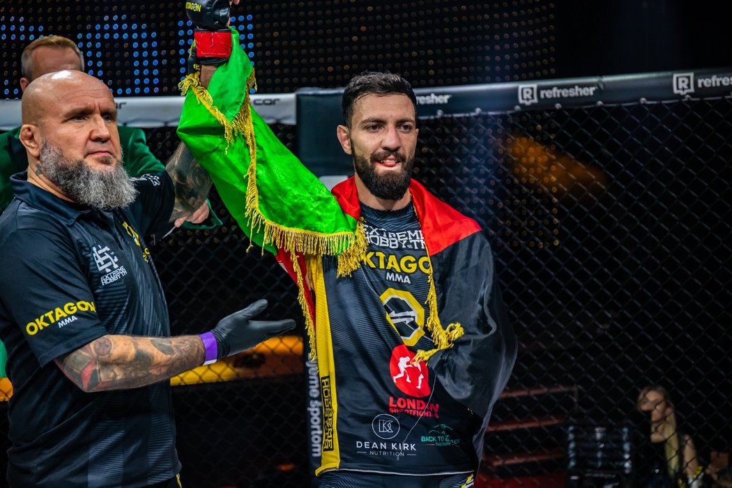 Afghánský bijec Javid Basharat porazil Ukrajince Alexandera Bezkorovaynaye ve 2. kole na submisi - arm triangle choke