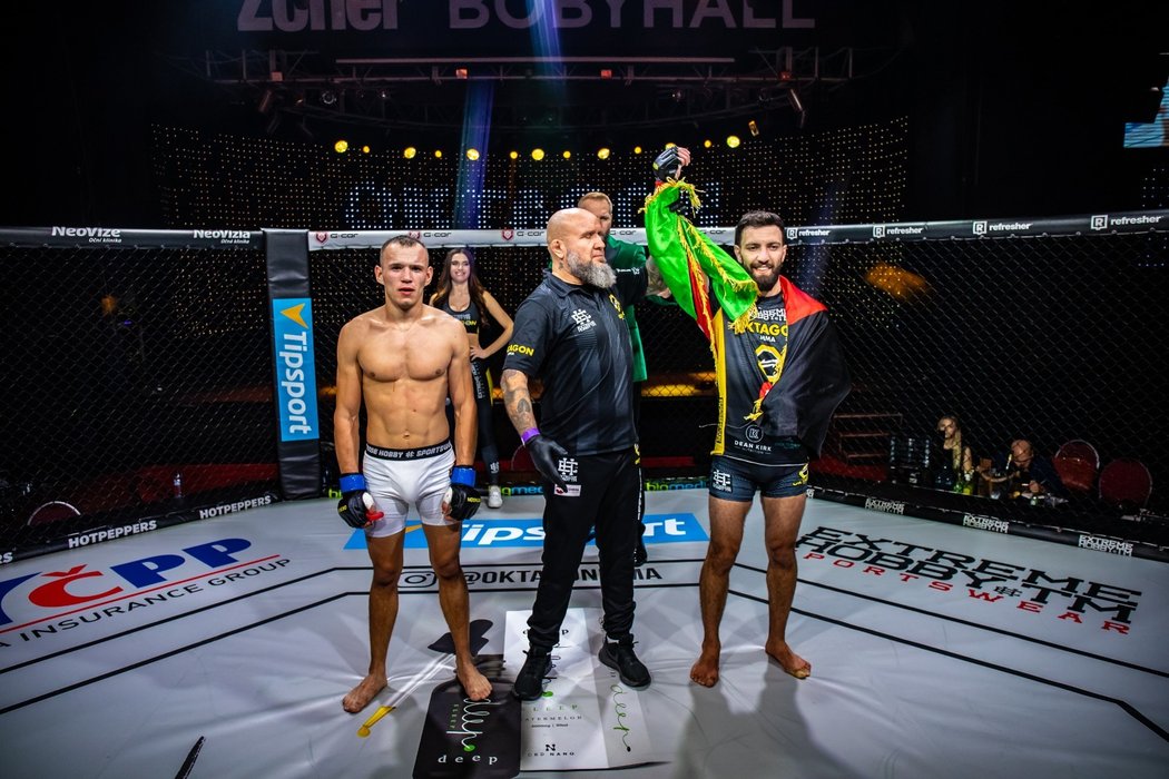 Afghánský bijec Javid Basharat porazil Ukrajince Alexandera Bezkorovaynaye ve 2. kole na submisi - arm triangle choke