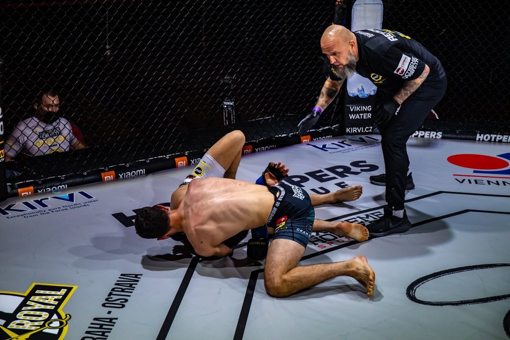 Afghánský bijec Javid Basharat porazil Ukrajince Alexandera Bezkorovaynaye ve 2. kole na submisi - arm triangle choke