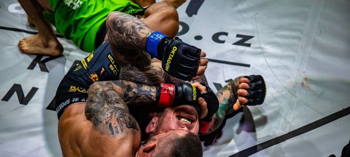 Karlos Vémola porazil Václava Mikuláška v prvním kole na submisi - rear-naked choke