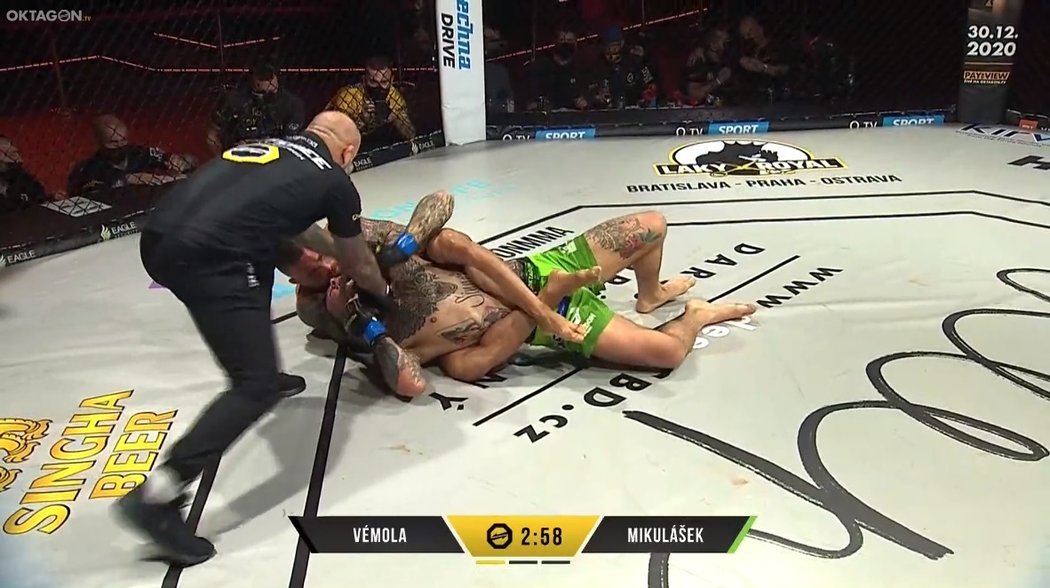 Karlos Vémola porazil Václava Mikuláška v prvním kole na submisi - rear-naked choke