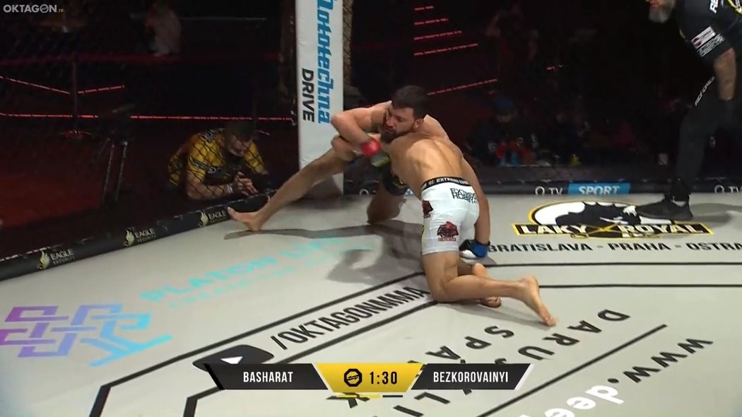 Afghánský bijec Javid Basharat porazil Ukrajince Alexandera Bezkorovaynaye ve 2. kole na submisi - arm triangle choke