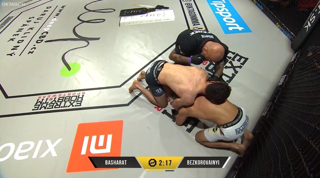 Afghánec Javid Basharat porazil Ukrajince Alexandera Bezkorovaynaye ve 2. kole na submisi - arm triangle choke