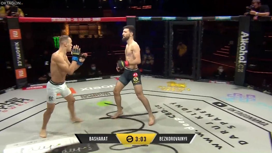 Afghánský bijec Javid Basharat porazil Ukrajince Alexandera Bezkorovaynaye ve 2. kole na submisi - arm triangle choke