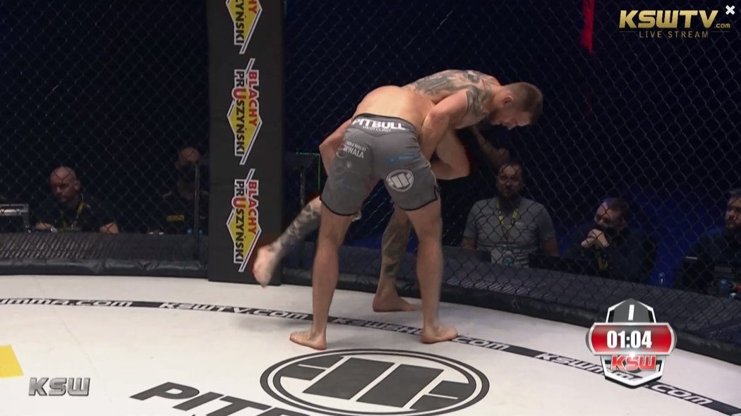 Patrik Kincl knockoutoval Poláka Tomasze Drwala na turnaji KSW 57 v prvním kole.