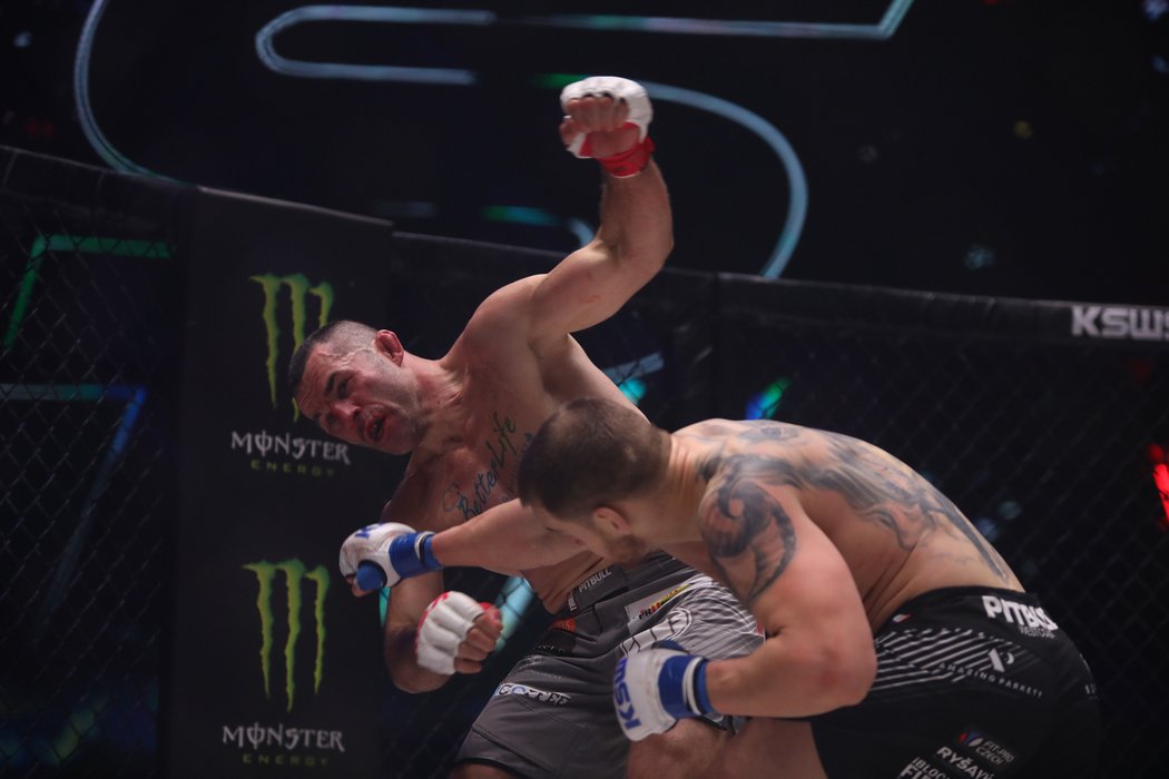 Patrik Kincl knockoutoval Poláka Tomasze Drwala na turnaji KSW 57 v prvním kole.