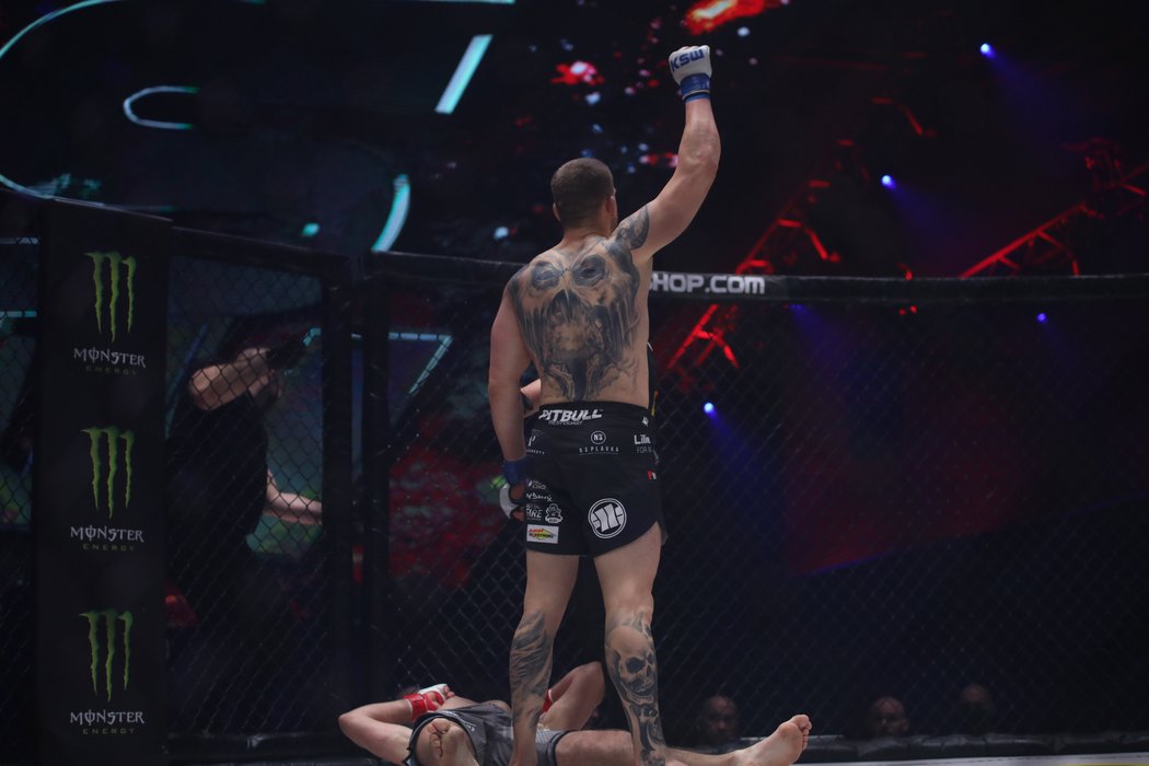 Patrik Kincl knockoutoval Poláka Tomasze Drwala na turnaji KSW 57 v prvním kole.