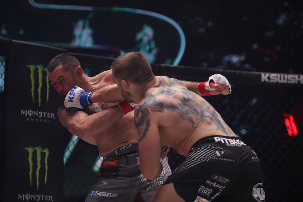 Patrik Kincl knockoutoval Poláka Tomasze Drwala na turnaji KSW 57 v prvním kole.