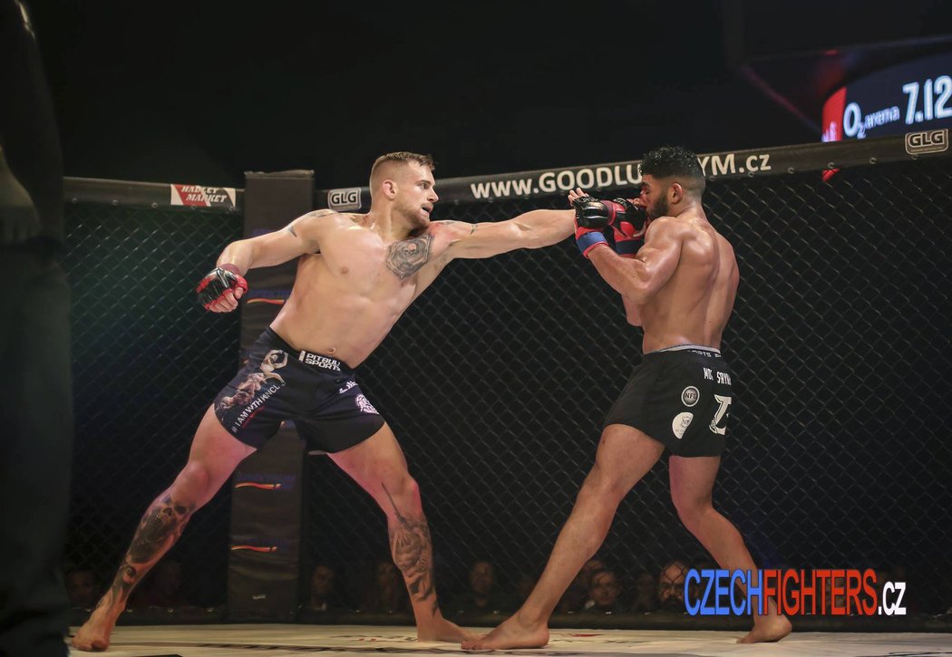 Český MMA bijec Patrik Kincl (vlevo) v souboji s francouzským ranařem Mohamadem Sayahem