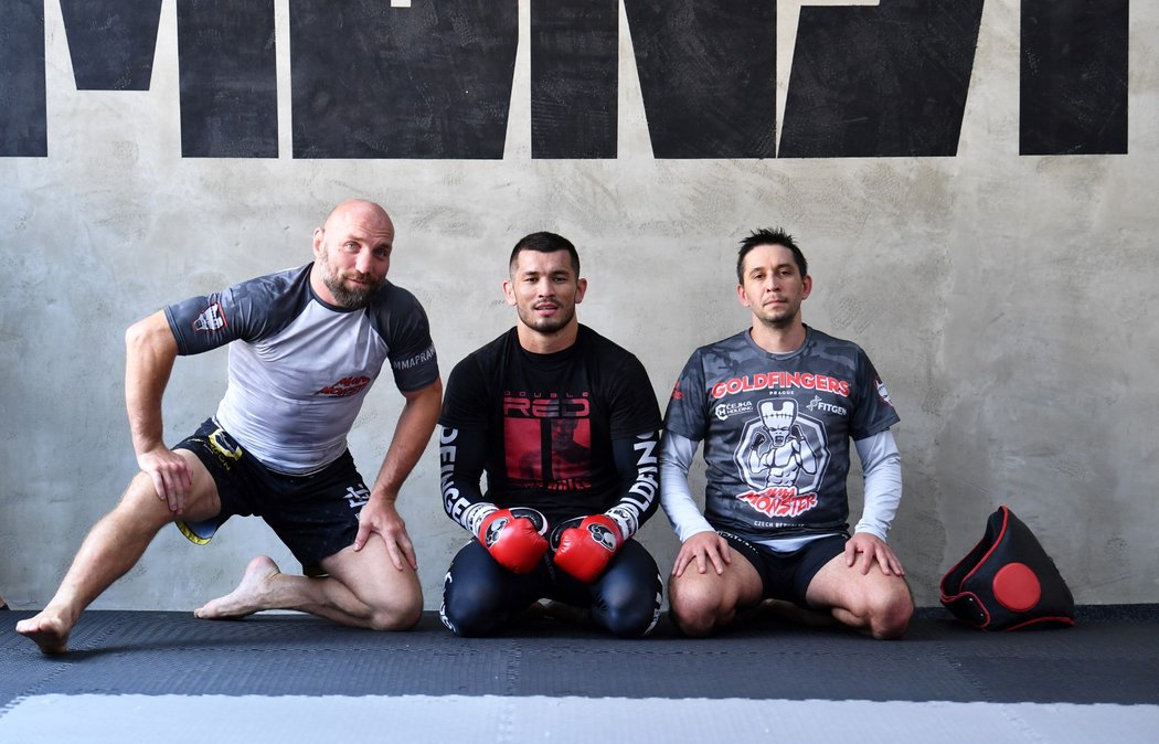 Zleva: trenér Petr &#34;Monster&#34; Kníže, zápasník Machmud Muradov a trenér Lukáš Bárta