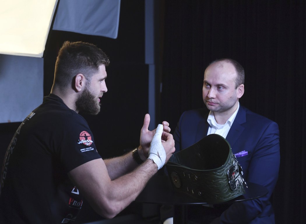 MMA bojovník Jiří &#34;Denisa&#34; Procházka a redaktor deníku Sport a iSport.cz Ondřej Němec