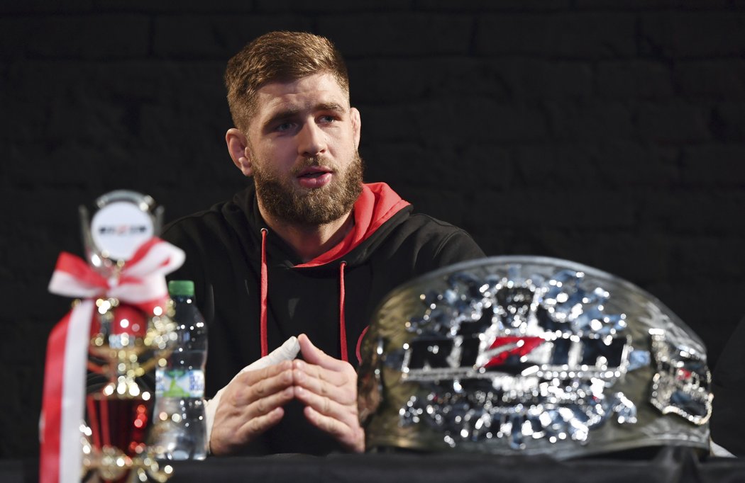 Šampion polotěžké váhy japonské organizace Rizin Jiří Procházka