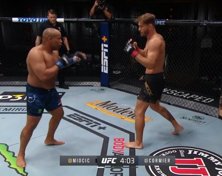 Titulová bitva Stipe Miocic vs. Daniel Cormier byla podle očekávaní velmi napínavá už v prvním kole.