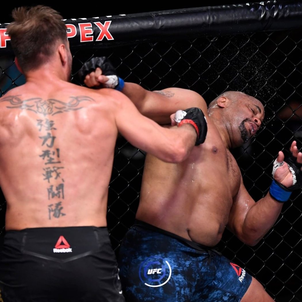 Stipe Miocic zasadil během třetí bitvy Danielu Cormierovi několik tvrdých ran, přesto nakonec souboj rozhodly body rozhodčích.