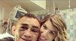 MMA zápasník Tony Ferguson s manželkou v nemocnici