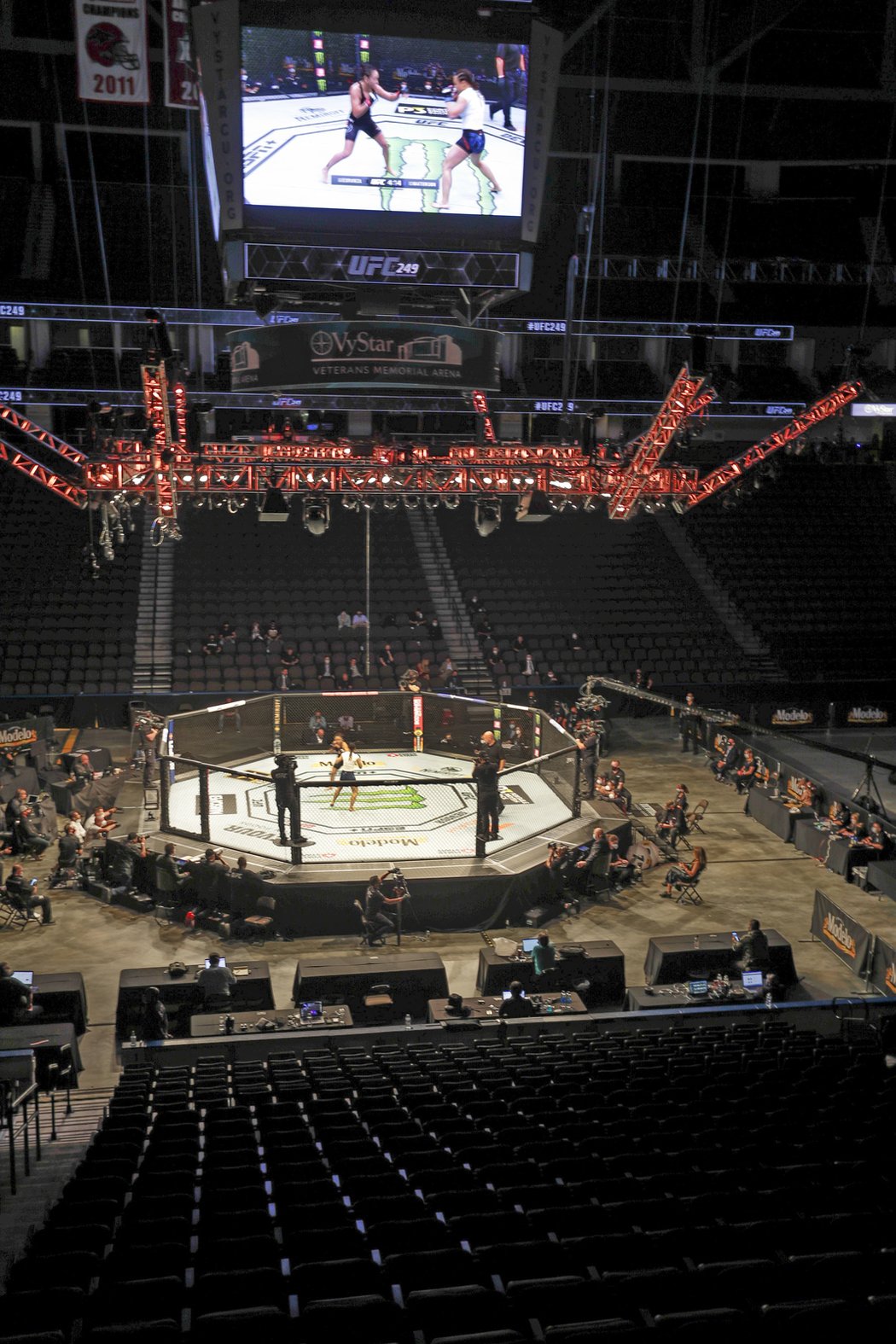 Prázdná aréna v Jacksonville při UFC 249