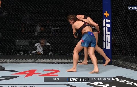 UFC 257: ženský zápas Jessica Eyeová (USA) vs. Joanne Calderwoodová (Skot.)