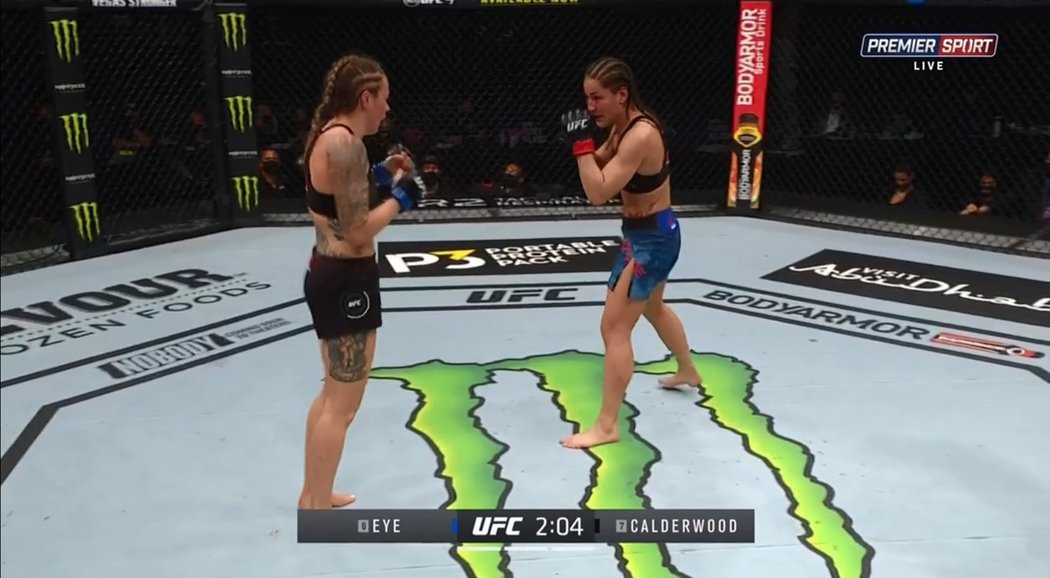 UFC 257: ženský zápas Jessica Eyeová (USA) vs. Joanne Calderwoodová (Skot.)